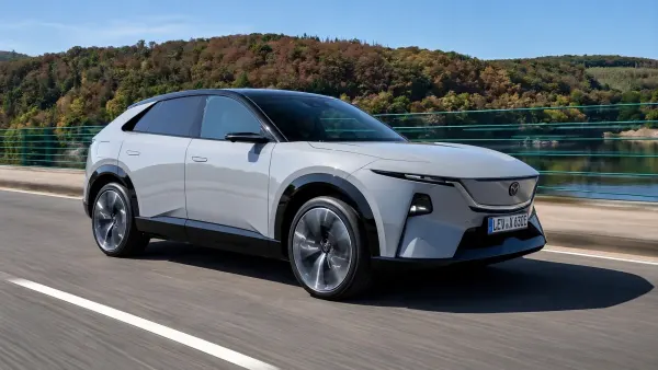 Mazda CX-6e, SUV eléctrico con 484 km de autonomía y tracción trasera