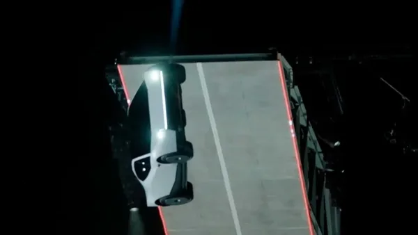 Tesla Roadster, el deportivo sorprende saltando sobre el camión Semi