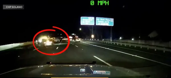 Tesla choca contra un coche patrulla con el conductor dormido en FSD