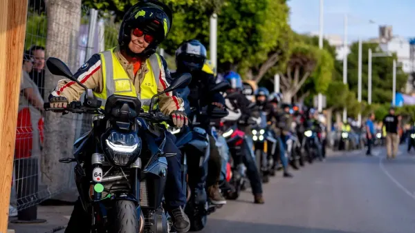 Motos en el arcén con retención, las normas para evitar multas