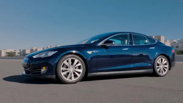 Tesla Model S de segunda mano, precio bajo $13.000 y 221 millas