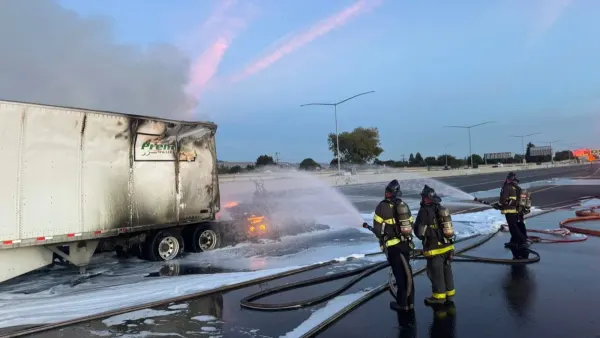 Tesla Semi, se incendia sin choque previo y corta una autopista 10 horas