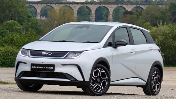 El BYD Dolphin se convierte en una furgoneta eléctrica con 570 km de autonomía y más de 1.000 litros de carga