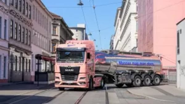Este camión eléctrico de MAN de 7,5 toneladas y de color rosa recorre 570 km con una sola recarga para llevar una carga de lo más dulce