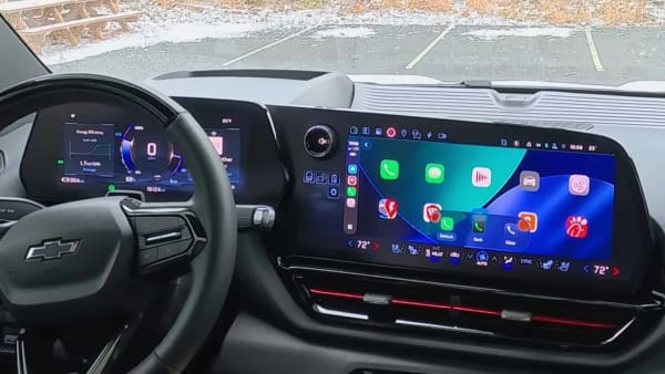 Este gadget de 199 dólares lleva Apple CarPlay a los vehículos eléctricos de GM. Pero hay un inconveniente