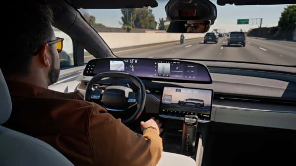 La última actualización del Lucid Gravity incorpora conducción manos libres e información de Google Maps