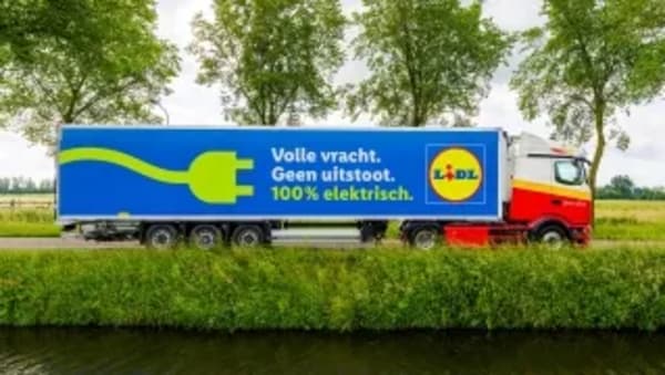 Lidl y su apuesta total por los camiones eléctricos: suministro exclusivo en sus 440 supermercados 3 años antes de lo previsto