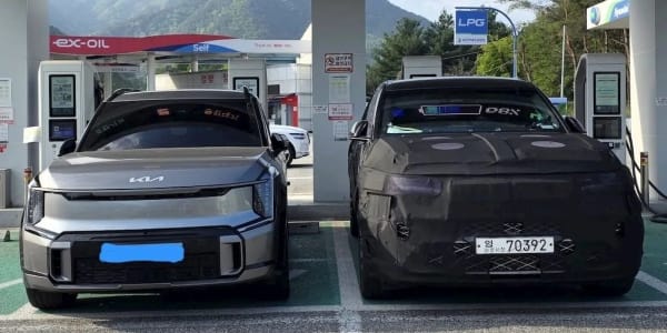 El Genesis GV90 parece enorme cargando junto al Kia EV9