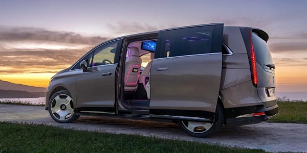 Mercedes-Benz VLE 300, el monovolumen eléctrico de lujo con 800V