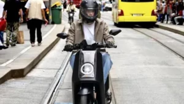 DGT, circular en moto por el arcén: cuándo y cómo se permite, guantes obligatorios