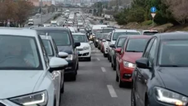 DGT, nueva normativa de tráfico: cómo circular en atascos, nieve y con ciclistas