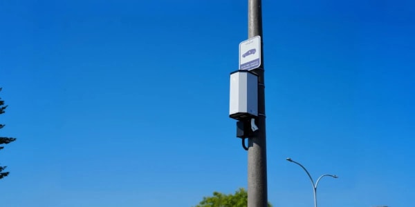 Voltpost, más ciudades de EE.UU. tendrán sus cargadores para farolas
