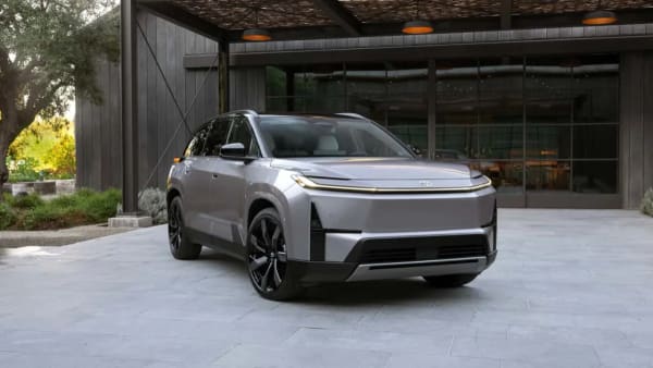 Toyota Highlander EV, retrasado por la fuerte demanda del modelo de gasolina