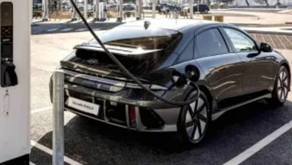 Coches eléctricos, multas por ocupar cargadores más de 6 horas en ciudad