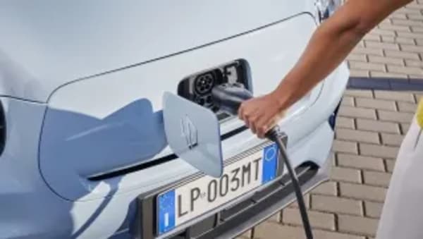 Exportaciones de coches chinos, casi 900.000 unidades en un mes, 499.000 eléctricos