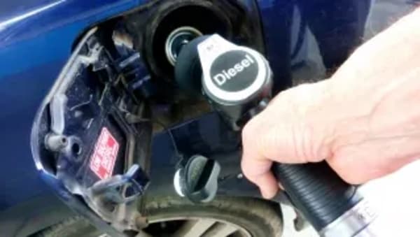 Gasolina, el IVA al 21% anula la bonificación y el precio sube un 5,6%