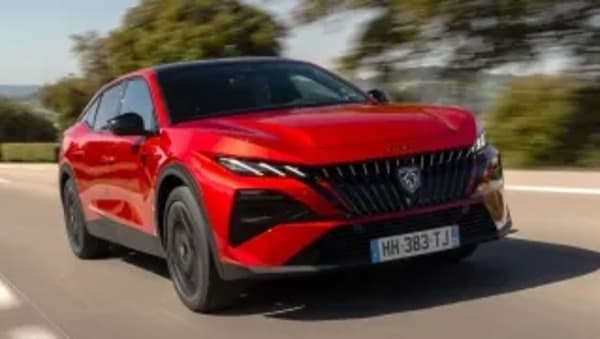 Peugeot 408, el híbrido enchufable de 240 CV con etiqueta CERO y 2,6 L/100 km