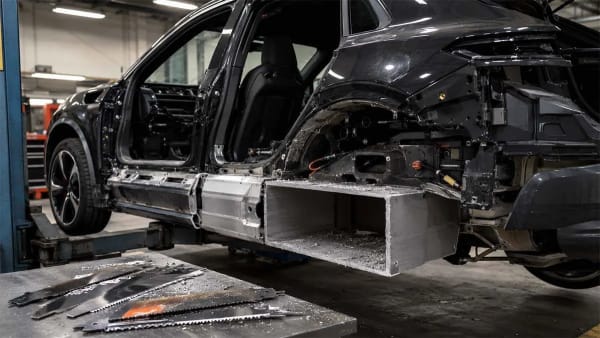 Porsche Macan eléctrico, su robustez estructural sorprende a un desguace