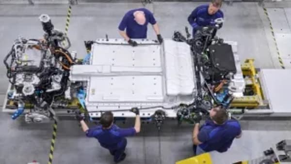 Coche eléctrico, las averías "pequeñas" disparan la factura de reparación