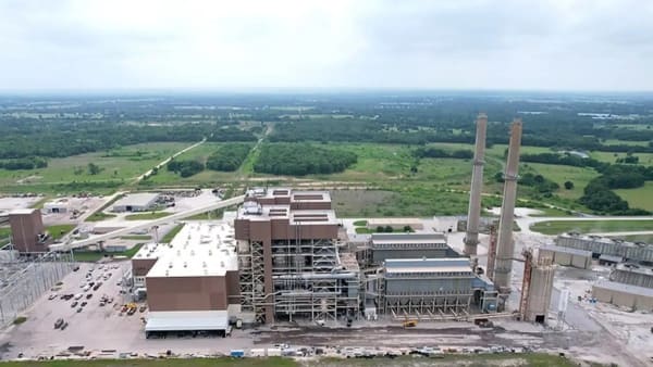 Texas, una granja solar de 1,2 GW se levanta junto a una central de carbón