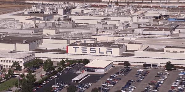 Tesla, acuerdo parcial en demanda por racismo, cientos de trabajadores siguen litigando