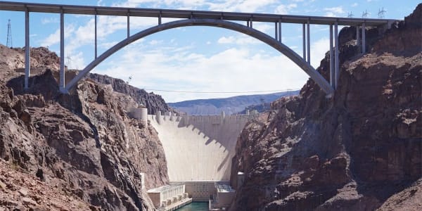 Trump, centro de datos de IA aprobado en terrenos públicos con revisión solar