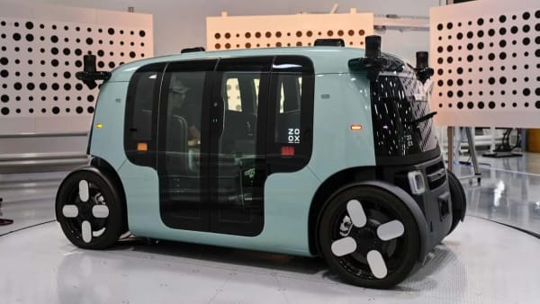 Zoox, luz verde en EE.UU. a sus robotaxis sin volante para viajes de pago