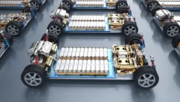 Europa, nuevas normas para baterías de coches eléctricos: durabilidad y huella de carbono