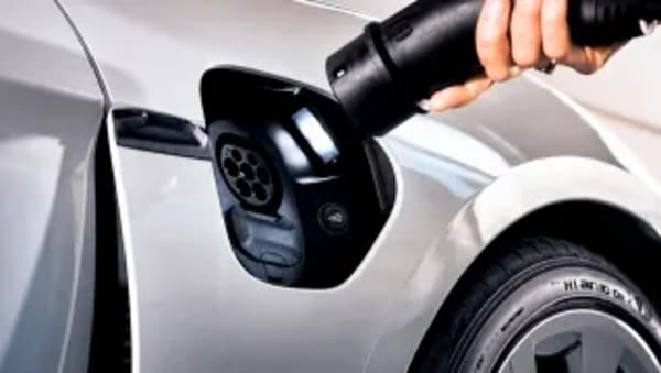 Coche eléctrico, su batería como mina de oro: alimentar la casa y vender energía