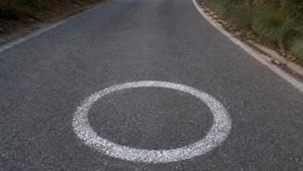 DGT, círculos blancos en curvas para mejorar la seguridad vial