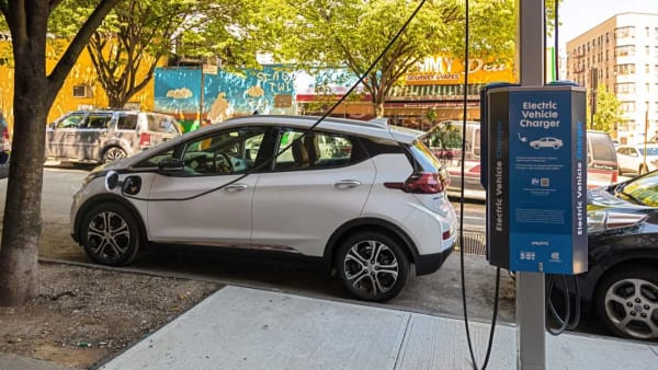 Nueva York, 600 nuevos cargadores de VE a pie de calle para facilitar la carga