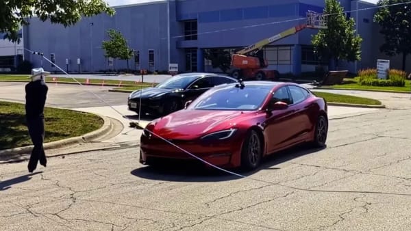 Tesla FSD, comparativa de velocidad de reacción entre versiones antiguas y nuevas