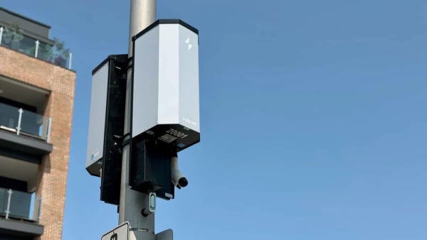 Voltpost, los cargadores de farola para coches eléctricos ya funcionan en Nueva York