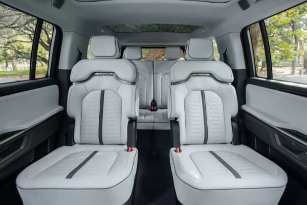 Rivian R1S 2027, añade asientos individuales en la segunda fila