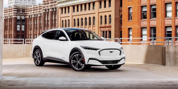 Ford Mustang Mach-E, llamada a revisión por desprendimiento de moldura de cristal