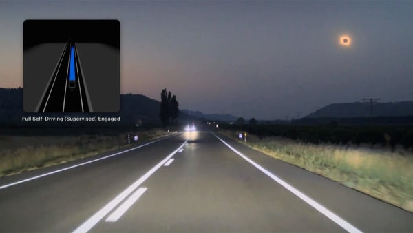 Tesla, un coche de pruebas en España captura el eclipse total de Sol
