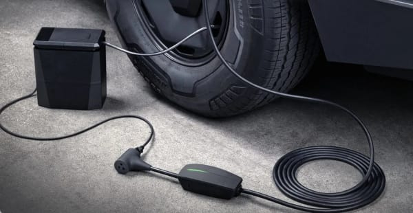 Tesla Model Y Premium, añade función vehículo a carga V2L con adaptador de $80