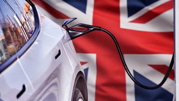 Reino Unido, posible cambio en el plan de coches eléctricos para 2030
