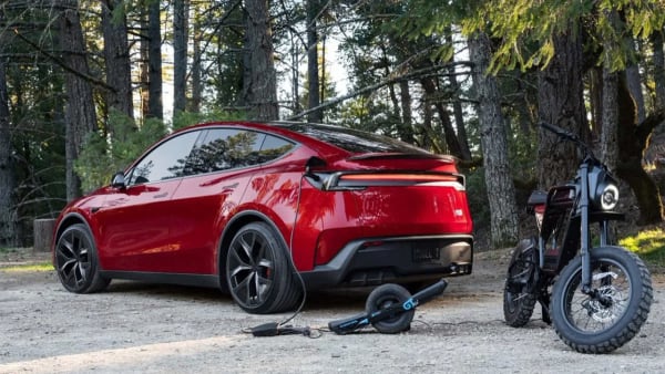 Tesla Model Y Premium, estrena carga bidireccional V2L de 2,4 kW