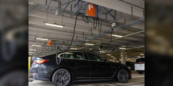 Aeropuerto de Portland, carga simultánea de 20 coches eléctricos de alquiler desde el techo
