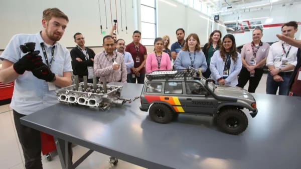Toyota forma a sus empleados en electrificación con sorpresas