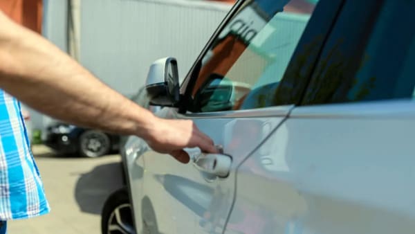 Monedas en la manilla del coche, la verdad sobre el supuesto truco