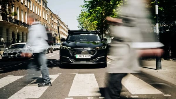 Uber y Wayve lanzan en Londres el primer servicio de robotaxis