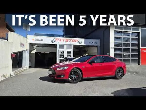 Tesla Model S 2013, revisan el estado de la pintura de una unidad veterana