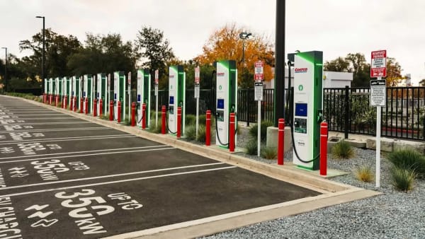 Recarga de coches eléctricos, por qué más postes y menos potencia renta
