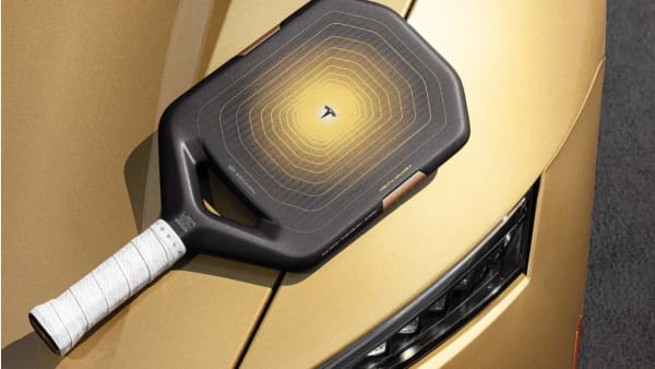 Tesla lanza Aurum, su pala de pickleball inspirada en el Cybercab