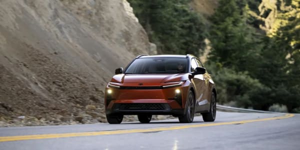 Toyota C-HR eléctrico, llamada a revisión de 10.000 coches