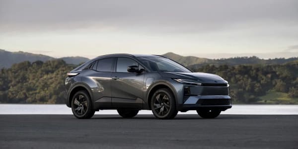 Toyota C-HR eléctrico, llamada a revisión de 10.000 unidades por software