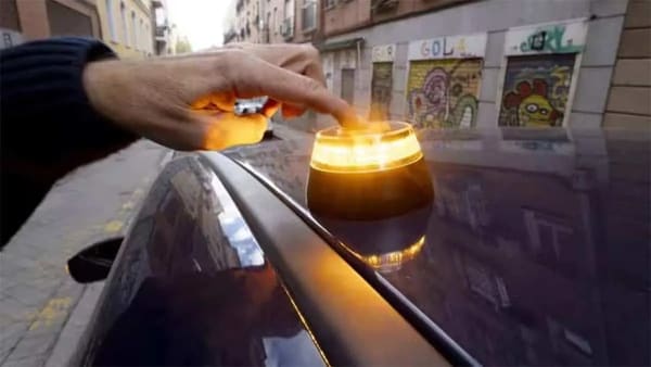 Balizas V-16 conectadas, la Guardia Civil acudirá al activarlas según la DGT