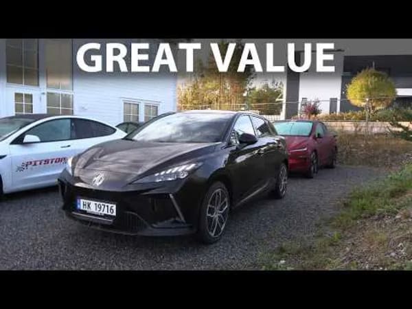 MG4 51 kWh y Tesla Model Y Juniper, vistazo en un aparcamiento